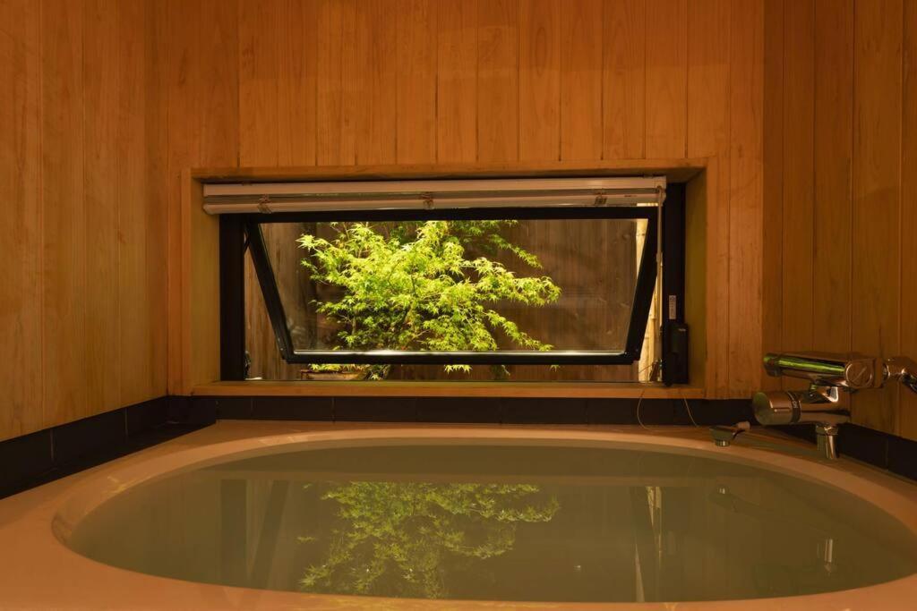 祇園せいじ庵。お風呂が素敵な貸切京町家。Netflix見放題。 Villa Kyoto Exteriör bild